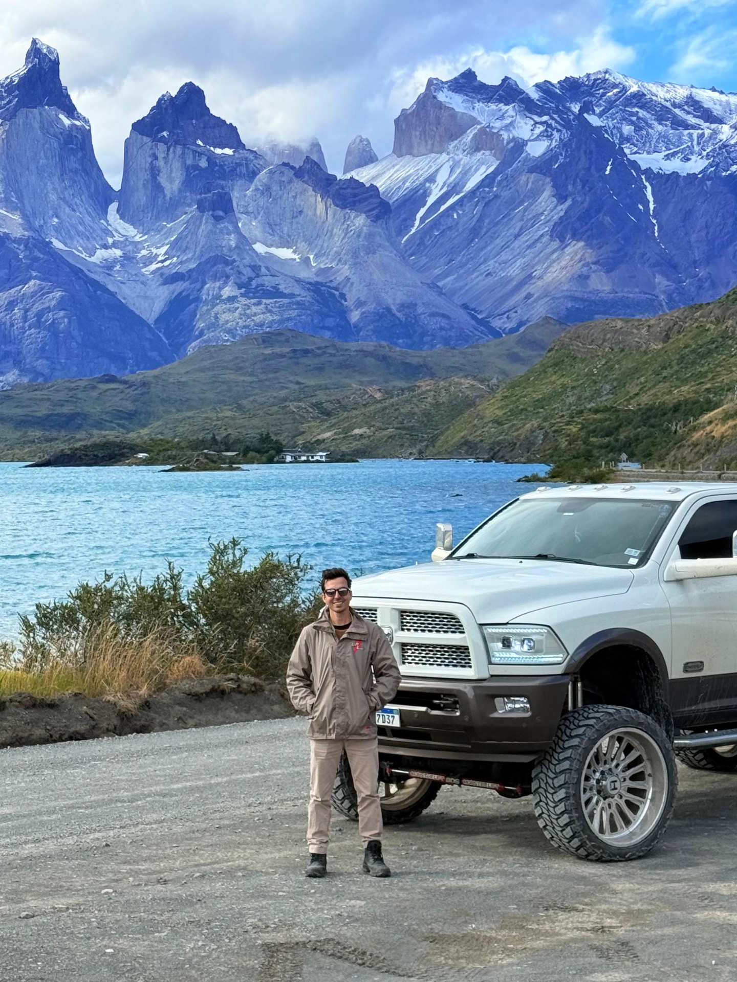 Ronaldo Favali (Buzinaldo) em frente às Torres del Paine, Patagônia