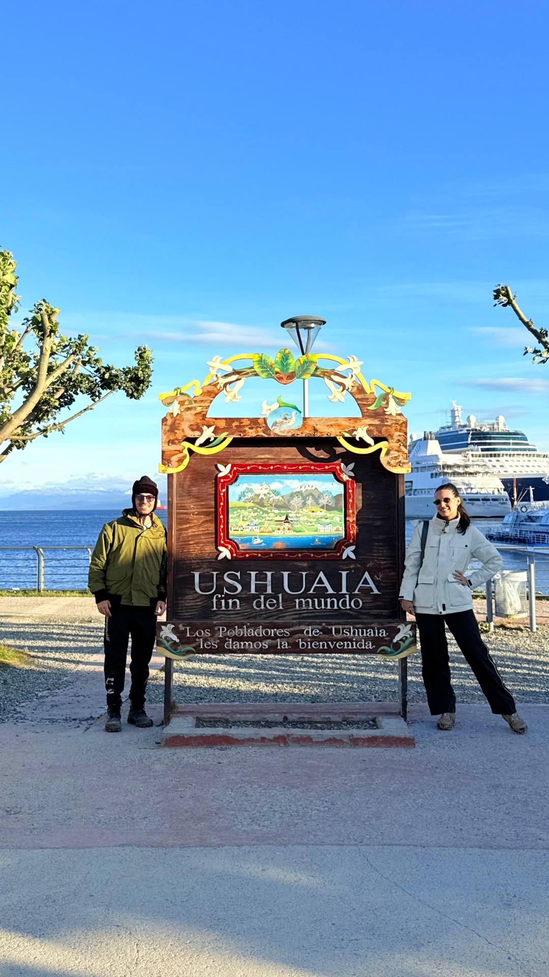 Buzinaldo e sua esposa na placa de Ushuaia, o fim do mundo